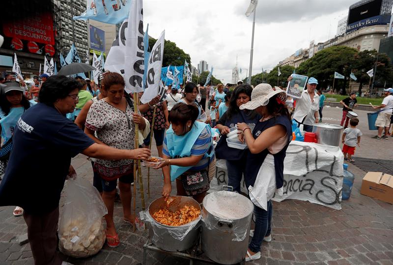 Grupos sociales en Argentina sacan ollas a la calle y protestan contra Macri