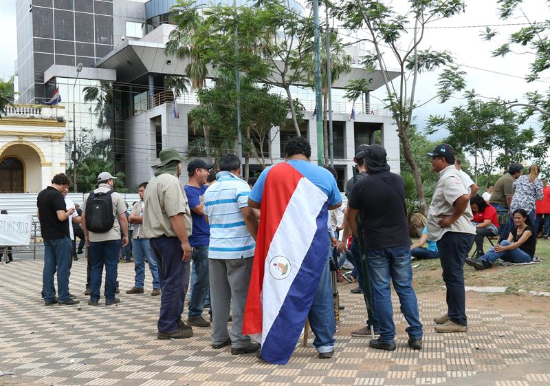 El sindicato de la estatal paraguaya de electricidad ve "inflado" el costo del aumento de plantilla