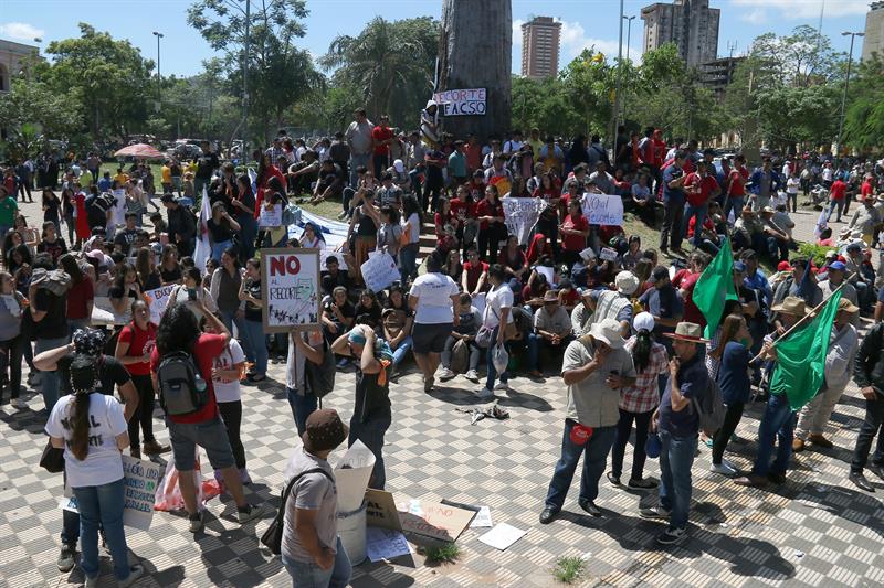Gremios protestan ante el Congreso paraguayo durante el estudio del presupuesto