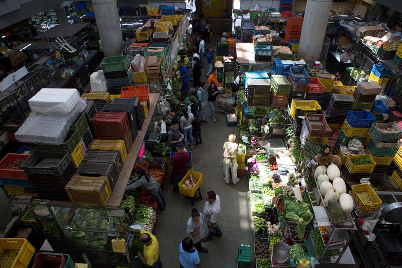 Inspectores obligan a los comerciantes a bajar un 30 % los precios en el mercado venezolano