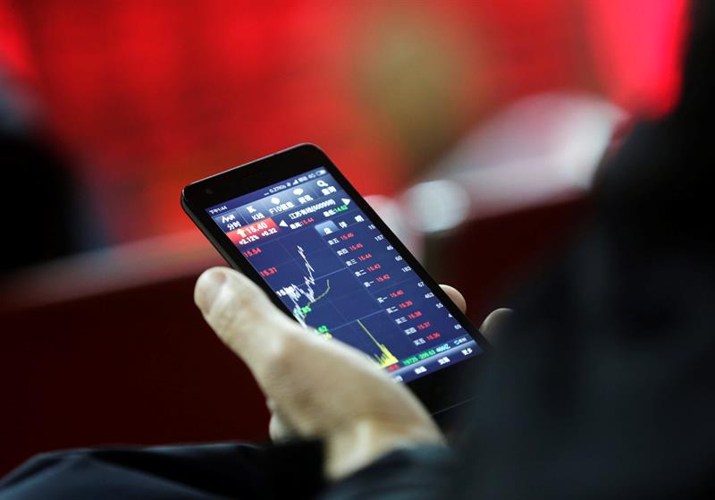  The Shanghai Stock Exchange closes session with a rise of 0.06 percent and Shenzhen falls